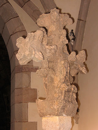 La croix sculptée sur deux faces