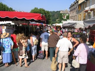 Marché d'été à Salles-Curan